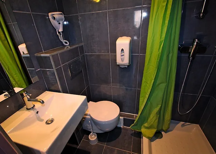 Hostel Plug Montmartre By Hiphophostels Paris